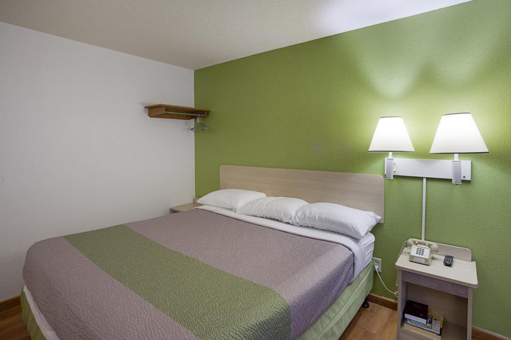 King Room - Non-Smoking interior